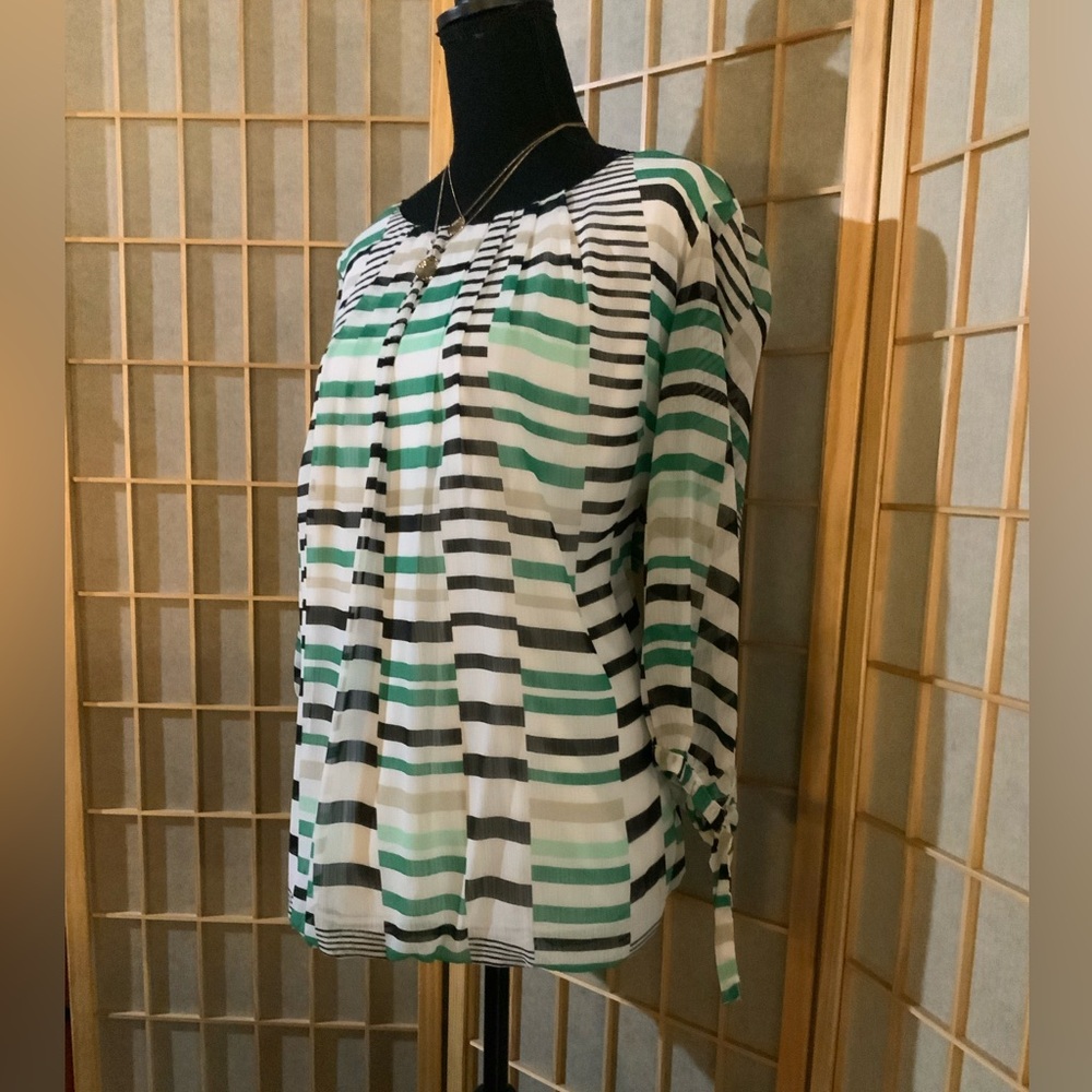 Sara Michelle - White/black/green top with pleats down front. Sz 1X